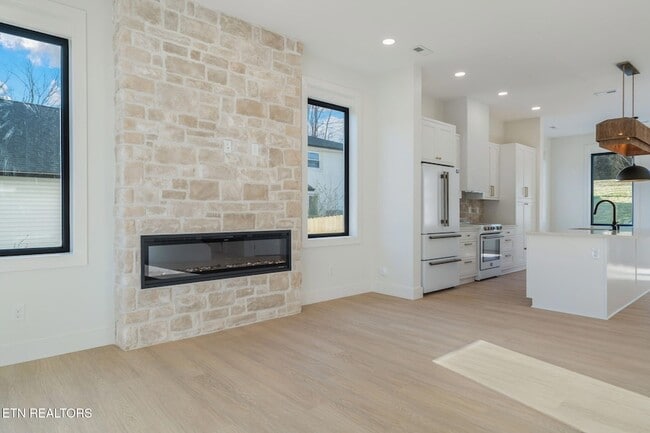 Building Photo - 7826 S Northshore Dr