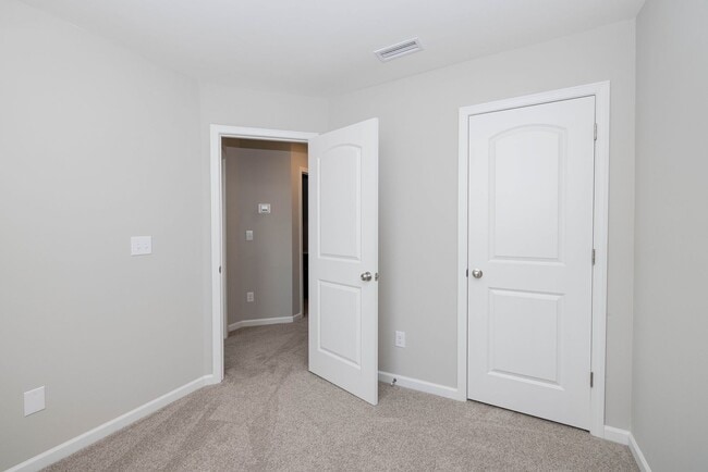 Building Photo - BEAUTIFUL 3BD/2.5BTH Townhome - AVAILABLE NOW - ASK ABOUT MOVE IN SPECIAL