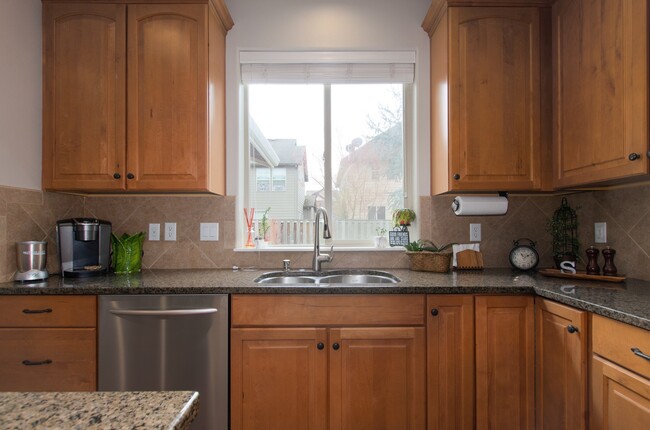 Building Photo - Large 3 bdrm / 2.5 bath with open floor pl...