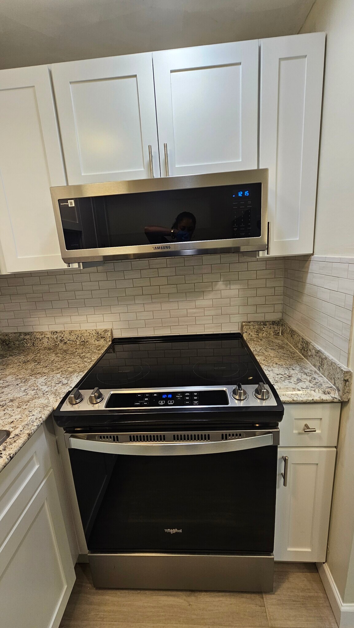 New electric range & microwave - 18717 Hamilton St