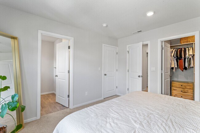 Building Photo - 3BD 2.5BA + Townhouse w/2-Car Garage + AC
