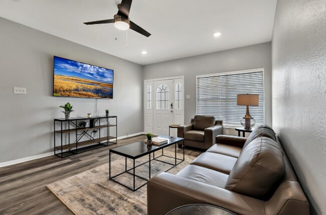 Building Photo - Beautiful 4 bed 4 bath