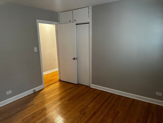 Building Photo - Spacious 2 Bed, 1 Bath, Plus Den/Office in...