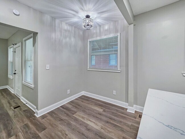 Building Photo - Beautifully Renovated 4 Bedroom Home in th...