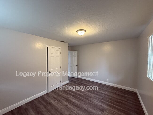 Building Photo - 2013 Edison Ave