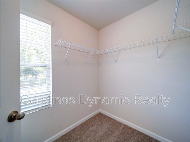 Building Photo - 916 S Battleground Ave