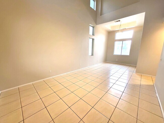 Building Photo - 4 Bedroom House, Private Pool,  Large Pets Welcome