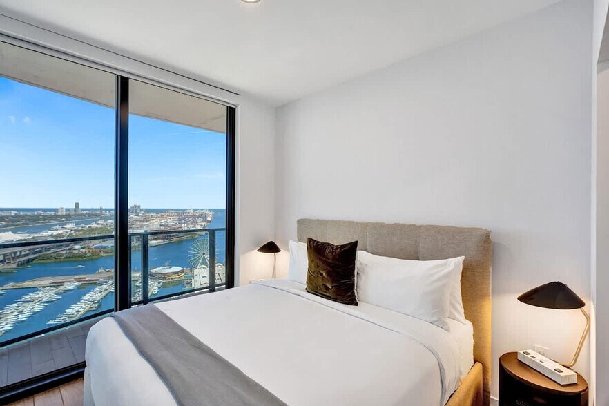 Building Photo - 398 NE 5th St