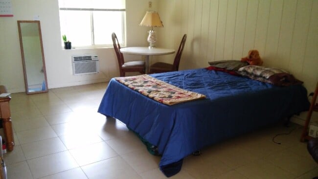 Building Photo - 2000 N Tamiami Trl