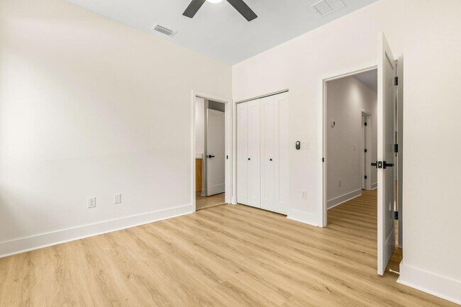 Building Photo - 412 W Amelia Ave