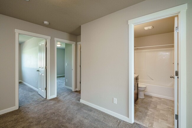 Building Photo - Easy I-205 Access - 3 Bedroom 2.5 Bath Townhouse