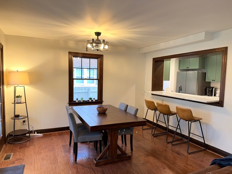 Building Photo - 612 W Washington St