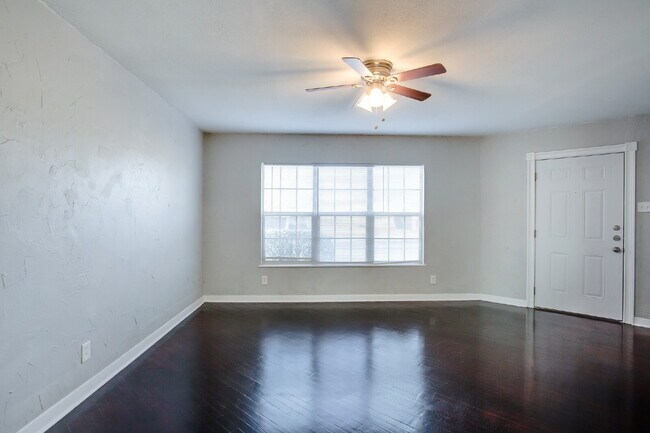 Building Photo - Spacious Three Bedroom Home With Modern Fl...