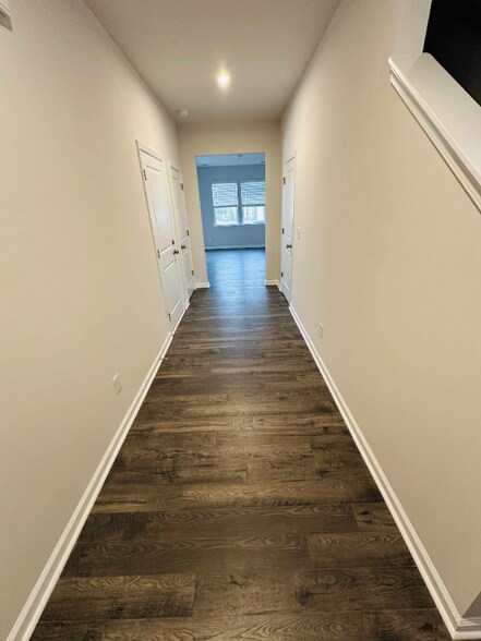 Building Photo - 2041 Dy Lily Dr