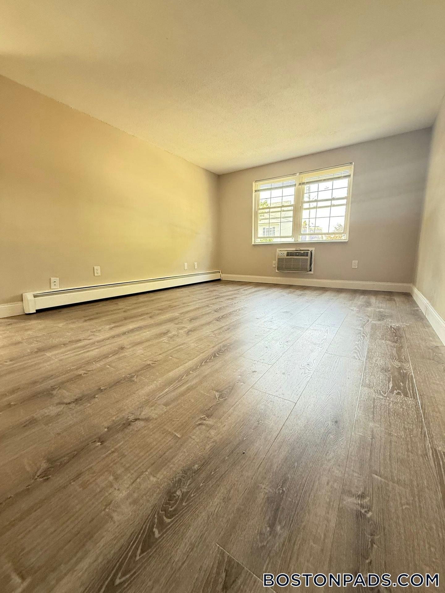 Building Photo - 71 Bernier St