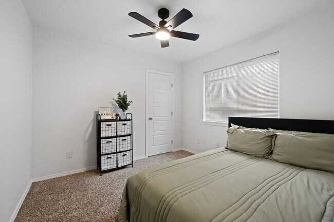 Building Photo - Well maintained 4 bedroom 2.5 bath home in...