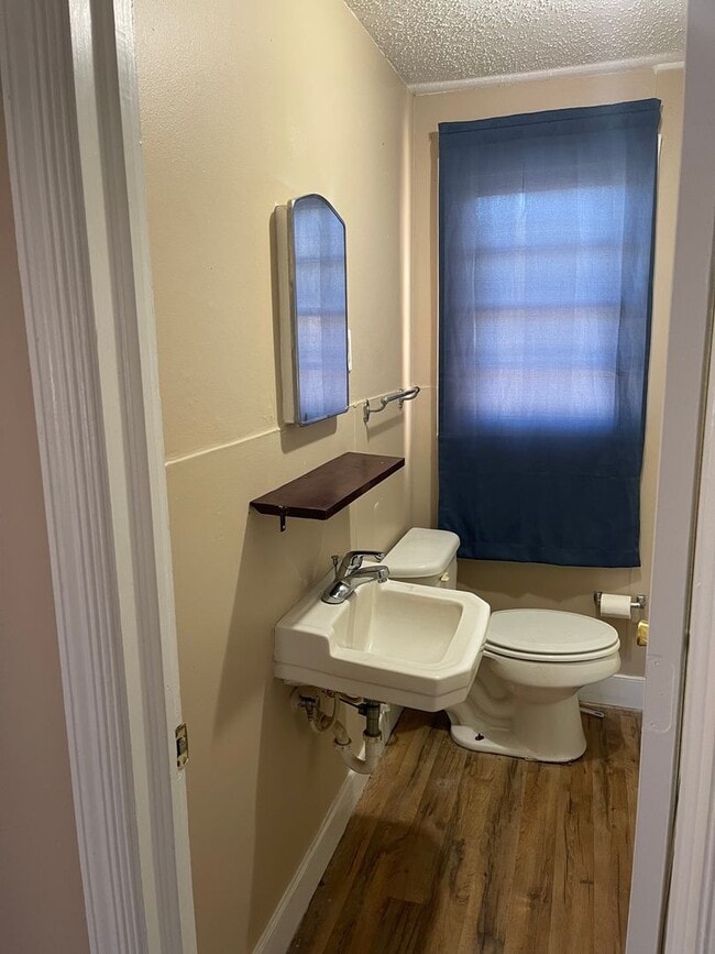 Building Photo - 401 Boss St