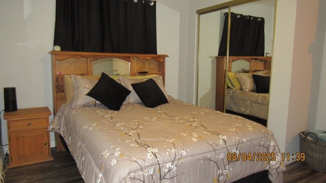 Building Photo - 2 Bedroom 2 bathroom Boat Deep Furnished Home