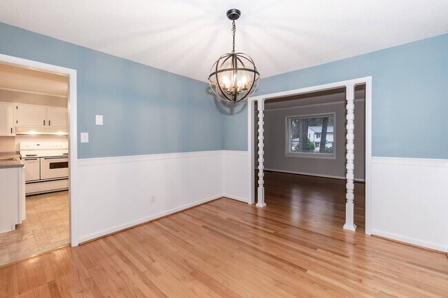 Building Photo - Beautiful Large Home in the Heart of Raleigh!