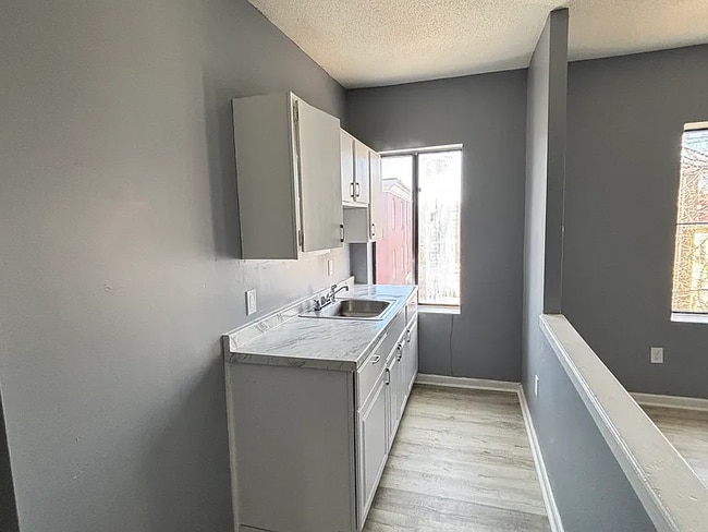 Building Photo - beautifully updated 3 bedroom, 1 bathroom apartment