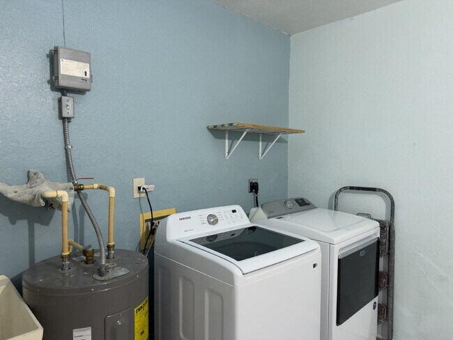 Building Photo - 3 Bed | 2 Bath | 1,200 Sq Ft Single-Family Home  RENT NOW WITH ZERO DEPOSIT on a 12-month lease!