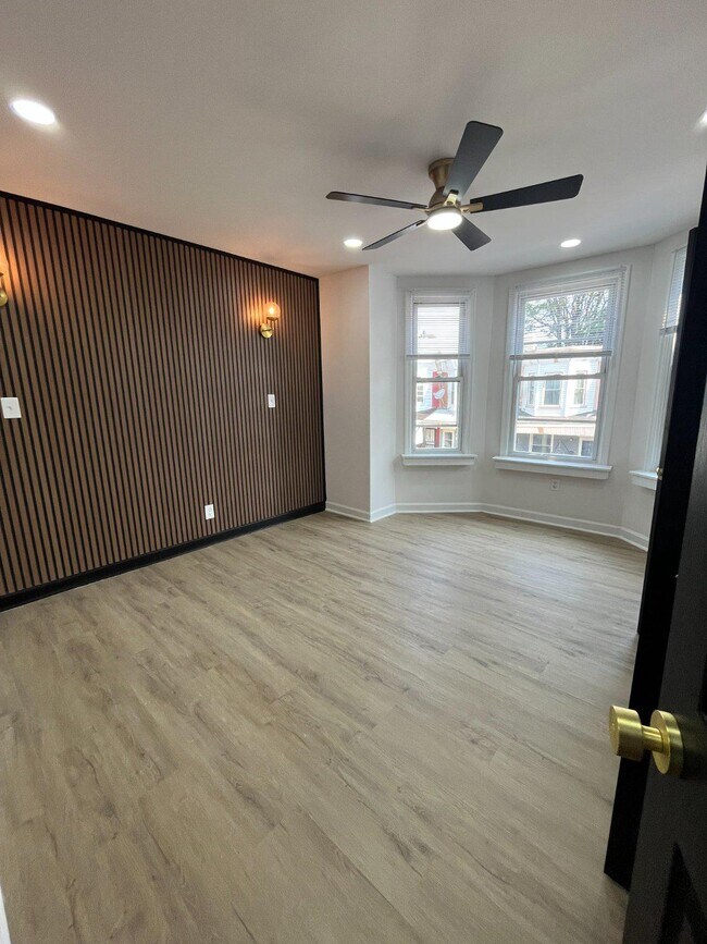 Building Photo - 5856 Walton Ave