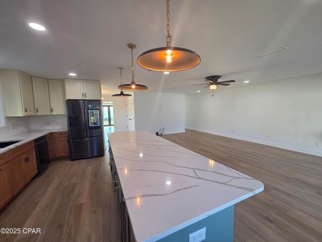 Building Photo - 920 W Beach Dr