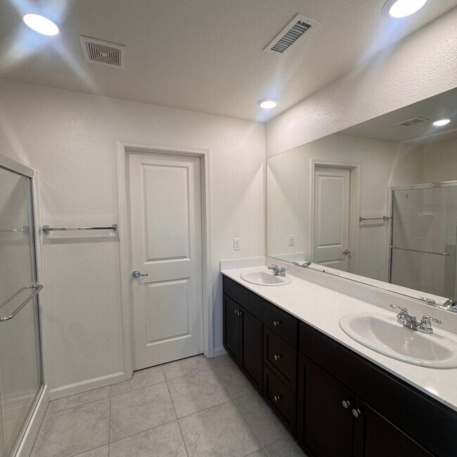 Building Photo - 3 Bedroom with a Loft Home in Lemmon Valley Available Now!