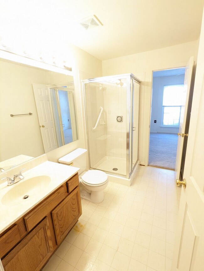 Building Photo - Beautifully maintained ground level condo in Germantown ready by mid April!