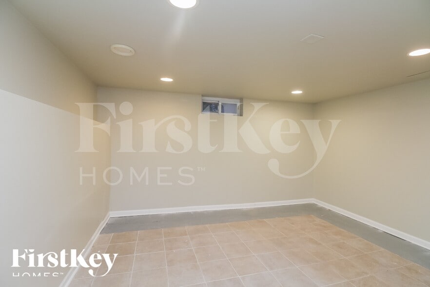 Building Photo - 1369 Hinman St