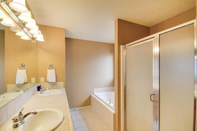 Building Photo - Cute 4 Bed 2.5 Bath home!