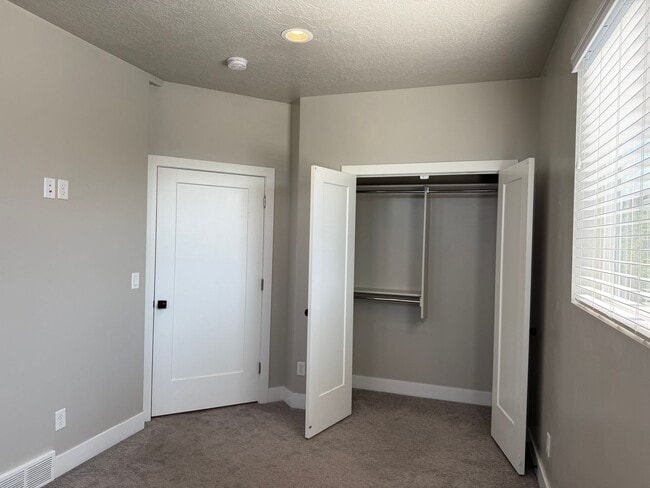 Building Photo - Luxury 7-Bedroom Home with Office, Dayligh...