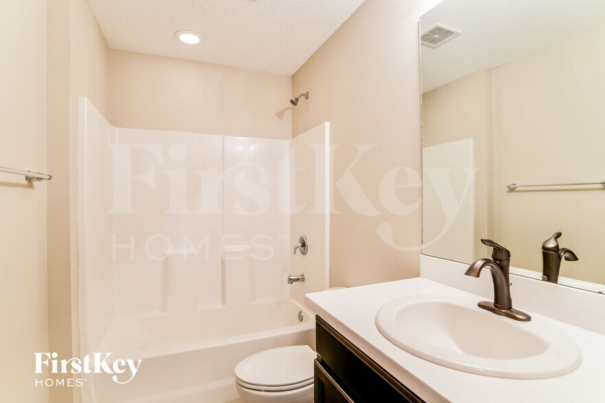 Building Photo - 1082 SW Bianca Ave