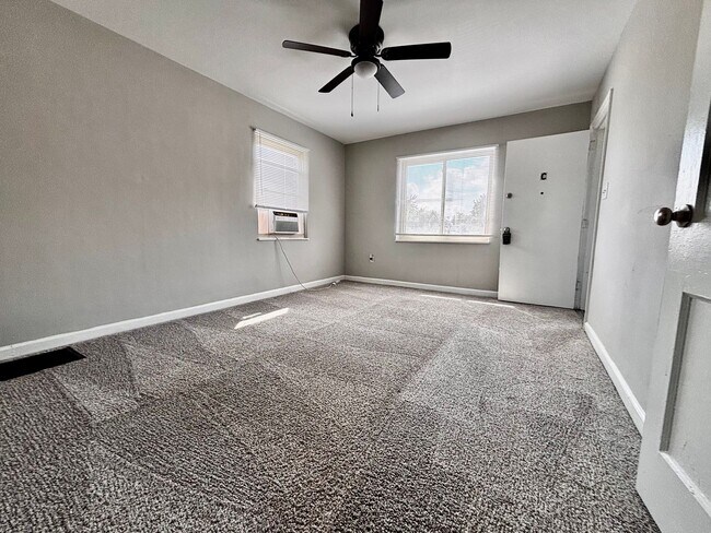 Building Photo - Beautiful 1 bed apartment, just off I-675 ...