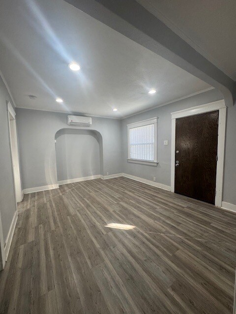 Building Photo - 636 W 75th St