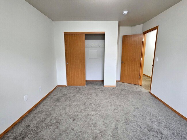 Building Photo - Open, One-Level Living- 4 Bedroom, 2.5 Bath Richland Home with Spacious Backyard