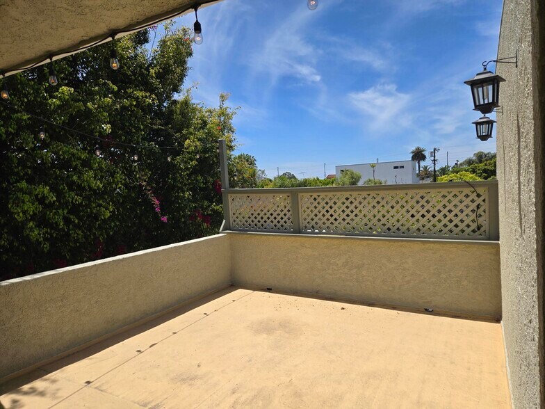 Building Photo - 3662 Kelton Ave