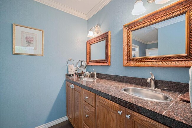 Building Photo - 12231 Carriage Hill Dr