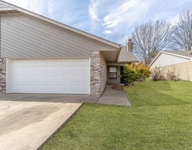 Building Photo - Newly Renovated Duplex! Rare!