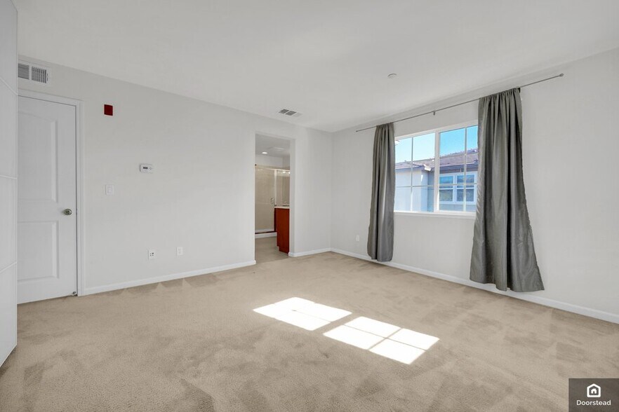 Building Photo - 584 De Guigne Dr