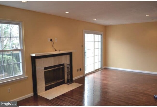 Building Photo - 647 Palmer Ln