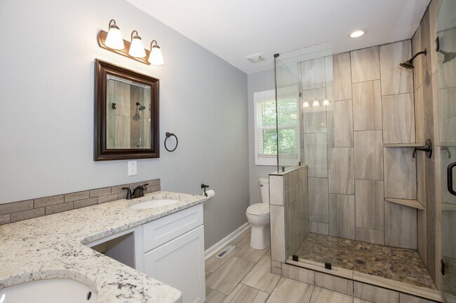 Building Photo - Gorgeous Fully Renovated 3 bedroom home in the Heart of Whispering Pines