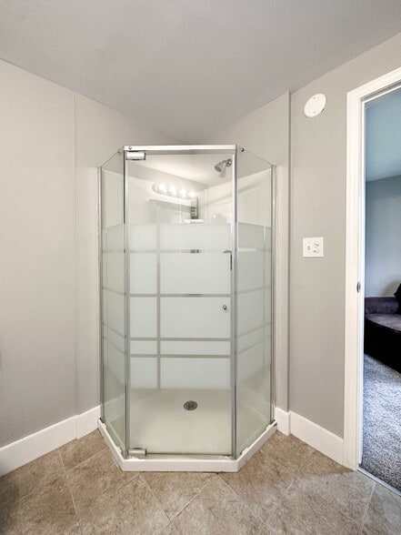 Downstairs full bath - 662 Southwood Avenue