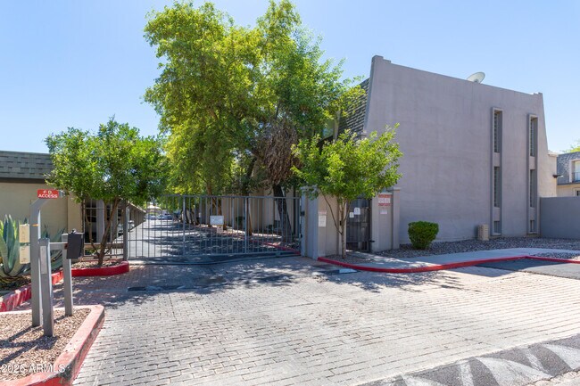 Building Photo - 1010 E Osborn Rd
