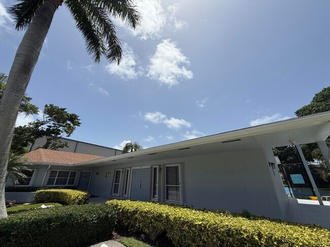 Building Photo - 225 N Lakeshore Dr