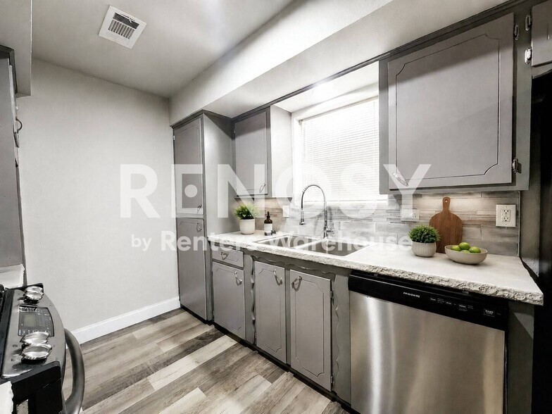 Building Photo - 9750 Hillis St
