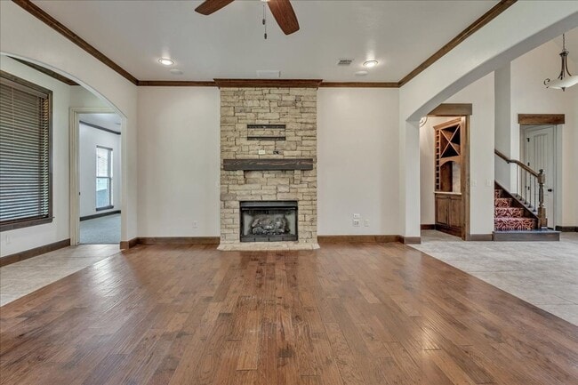 Building Photo - Gorgeous Executive Home - Open Plan - Stor...