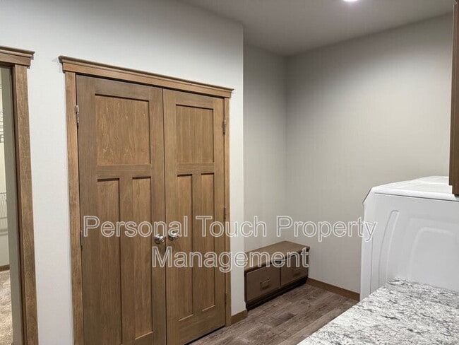 Building Photo - 7352 Eagle Point Dr S