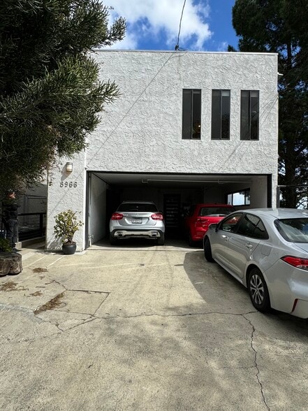 Building Photo - 8968 Crescent Dr