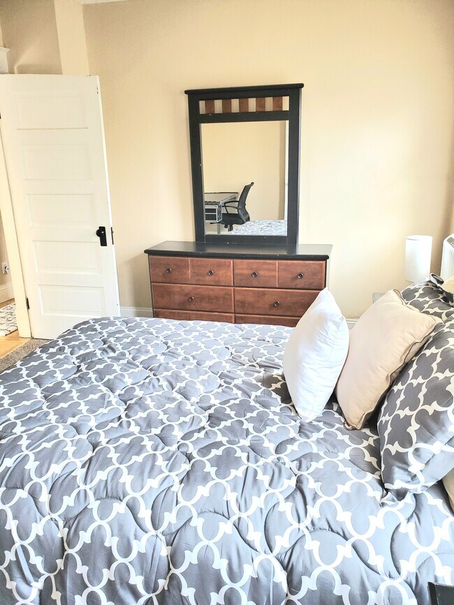 Building Photo - 608 S 35th Ave